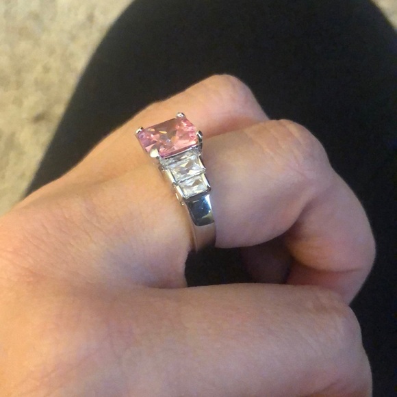Pink fashion ring - Picture 2 of 3